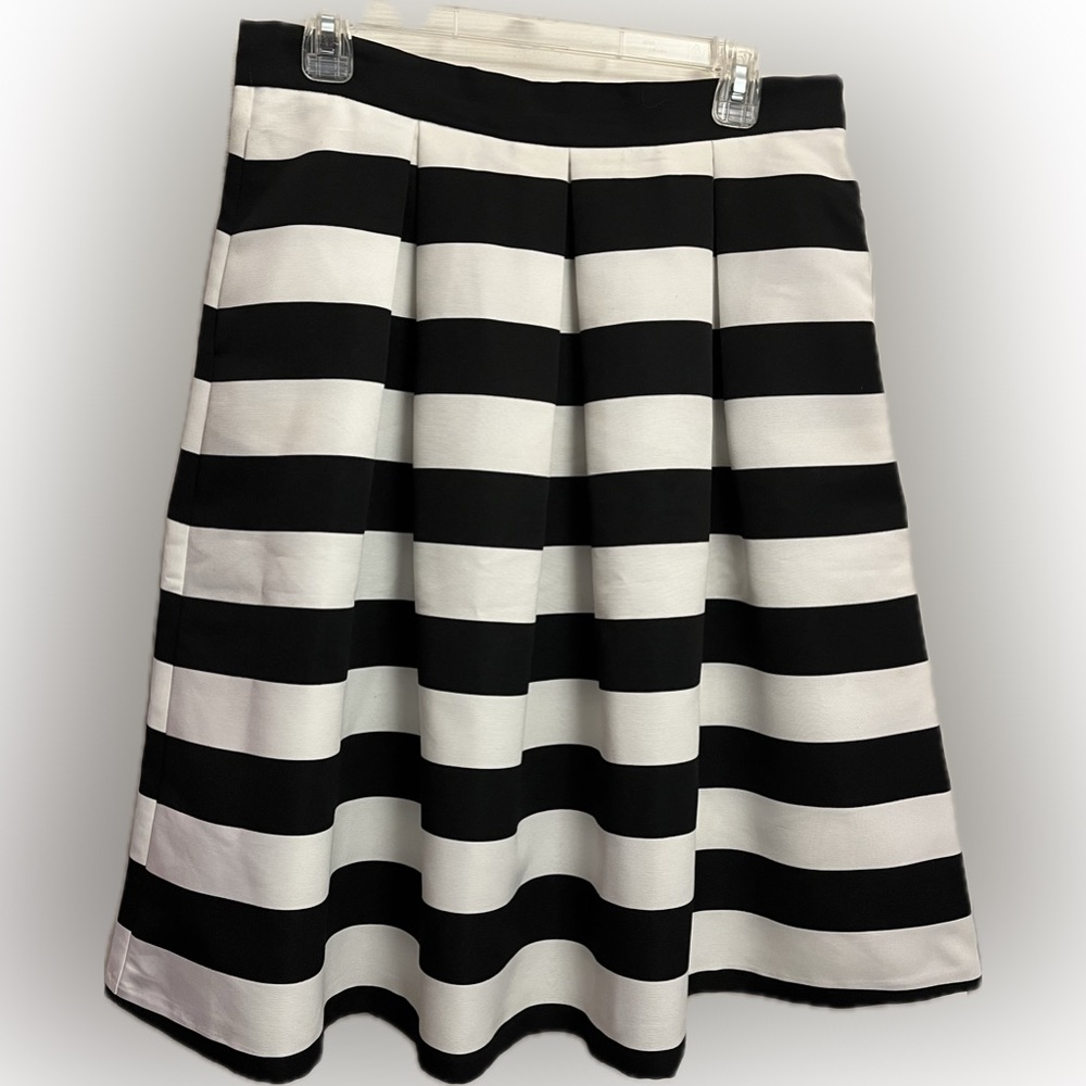 7TH AVENUE - Pocketed Skirt.  Classy bold black and very light cream stripe.